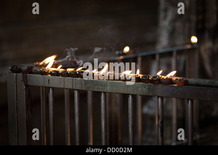 Öl-Lampen in einem tibetischen buddhistischen Tempel Stockfoto