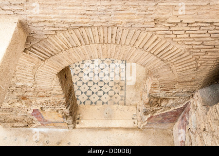 Torbogen im Rahmen eines der Terrasse beherbergt, Ephesus, Türkei Stockfoto