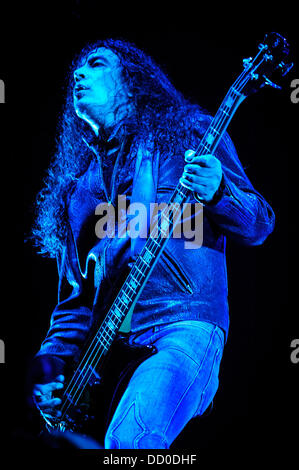 20. August 2013 führt bei Rockstar Energy Drink Aufruhr Festival in Toronto - Toronto, Ontario, Kanada - Bassist für US-amerikanische Rock-Band "Alice In Chains" MIKE INEZ. (Kredit-Bild: © Igor Vidyashev/ZUMAPRESS.com) Stockfoto