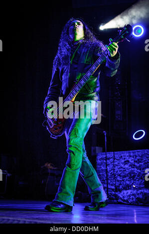 20. August 2013 führt bei Rockstar Energy Drink Aufruhr Festival in Toronto - Toronto, Ontario, Kanada - Bassist für US-amerikanische Rock-Band "Alice In Chains" MIKE INEZ. (Kredit-Bild: © Igor Vidyashev/ZUMAPRESS.com) Stockfoto