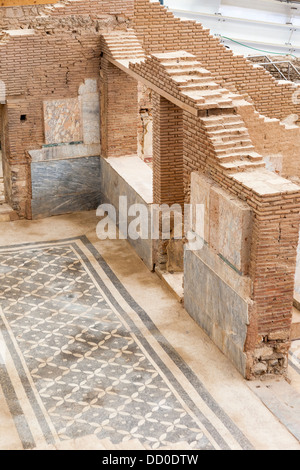 Ein Mosaik in einem Flur und Wände eines der Terrasse beherbergt, Ephesus, Türkei Stockfoto