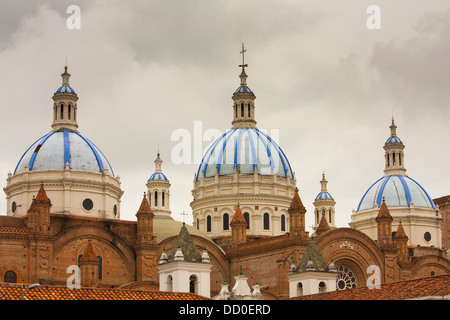 Die blau gekachelten Kuppeln der Kathedrale der Unbefleckten Empfängnis in Cuenca Ecuador, auch bekannt als die neue Kathedrale. Stockfoto