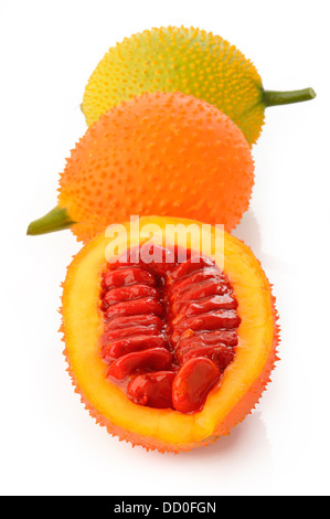 Stachelige bitterer Kürbis, Kürbis Sweet oder Cochinchin Kürbis auf weißem Hintergrund Stockfoto