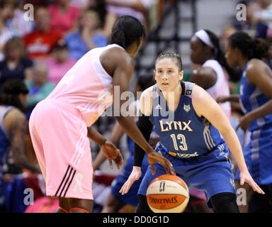 Uncasville, Connecticut, USA. 22. August 2013. Minnesota Lynx Wache Lindsay Whalen (13) verteidigt Connecticut Sun Guard Kalana Greene (32) in Aktion bei der WNBA-Basketball-Spiel zwischen den Connecticut Sun und Minnesota Lynx im Mohegan Sun Arena. Minnesota besiegt Connecticut 91-77. Anthony Nesmith/CSM/Alamy Live-Nachrichten Stockfoto