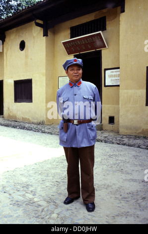 Der chinesische Tourist trägt ein Mietkostüm für revolutionäre Soldaten, während er das ehemalige revolutionäre Hauptquartier in der Stadt Jingang Shan, Provinz Jiangxi, China besucht Stockfoto