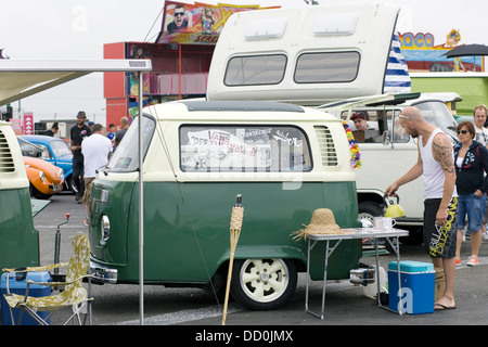 Mann, ich mache eine Tasse Tee aus seinem Volkswagen Mini Anhänger Stockfoto