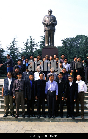 Die chinesischen Besucher der Kamera vor Mao Zedong Denkmal in der Stadt von Shaoshan, in dem Mao Zedong oder Mao Tse-tung auch als Chairman Mao bekannt geboren wurde und seine Kindheit auf der Mitte - östliche Hunan und Mitte - Nördlich von Zhangye in China verbrachte Posing Stockfoto