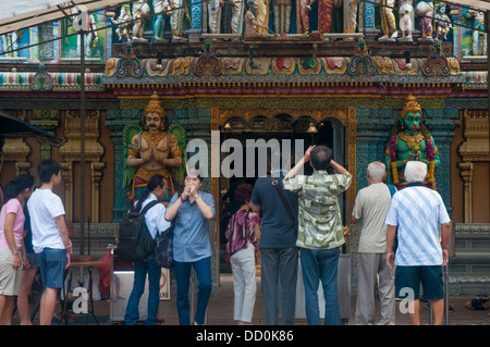 Chinesische Gläubige beten außerhalb der Hindu-Tempel Sri Krishnan in Waterloo Street, Singapur Stockfoto