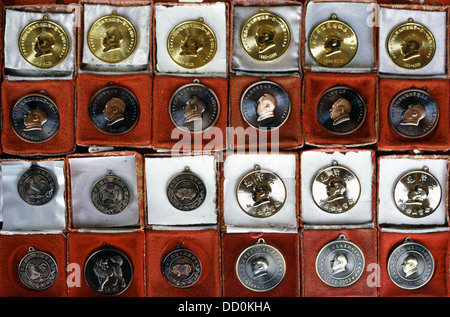 Medaillen Münzen mit geschnitzten Bild von Mao Zedong zum Verkauf in einem Souvenirshop in Shaoshan Dorf der Provinz Hunan in China Stockfoto