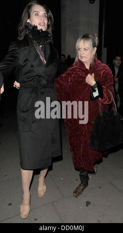 Brooke Shields und Twiggy (richtiger Name Lesley Lawson Hornby) verlassen The Wolseley Restaurant kurz vor 01:00, nach einem späten Abendessen London, England - 12.01.12 Stockfoto