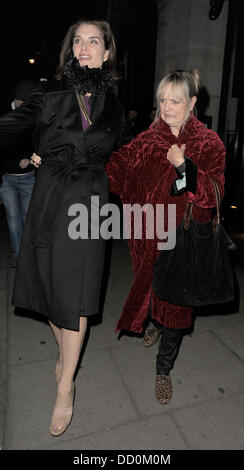 Brooke Shields und Twiggy (richtiger Name Lesley Lawson Hornby) verlassen The Wolseley Restaurant kurz vor 01:00, nach einem späten Abendessen London, England - 12.01.12 Stockfoto