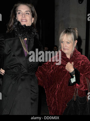 Brooke Shields und Twiggy (richtiger Name Lesley Lawson Hornby) verlassen The Wolseley Restaurant kurz vor 01:00, nach einem späten Abendessen London, England - 12.01.12 Stockfoto