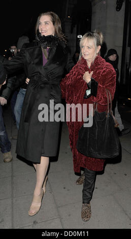 Brooke Shields und Twiggy (richtiger Name Lesley Lawson Hornby) verlassen The Wolseley Restaurant kurz vor 01:00, nach einem späten Abendessen London, England - 12.01.12 Stockfoto