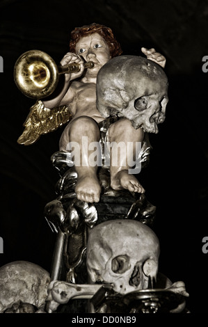 Menschliche Knochen und Schädel Dekoration Interieur des römisch-katholischen Sedlec Ossuary Knochen Kapellchen in Sedlec Vorort von Kutna Hora-Tschechische Republik Stockfoto