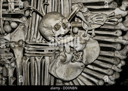 Menschliche Knochen und Schädel Dekoration Interieur des römisch-katholischen Sedlec Ossuary Knochen Kapellchen in Sedlec Vorort von Kutna Hora-Tschechische Republik Stockfoto