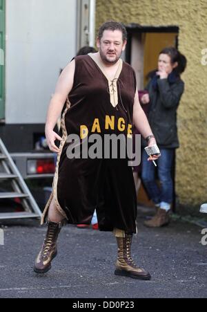 Johnny Vegas verlassen den Garderobe Trailer am Set von "Moone Boy" gekleidet wie ein Wrestler und rief Crunchie Heuhaufen Boyle, Irland - 12.01.12 Stockfoto