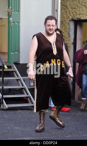 Johnny Vegas verlassen den Garderobe Trailer am Set von "Moone Boy" gekleidet wie ein Wrestler und rief Crunchie Heuhaufen Boyle, Irland - 12.01.12 Stockfoto