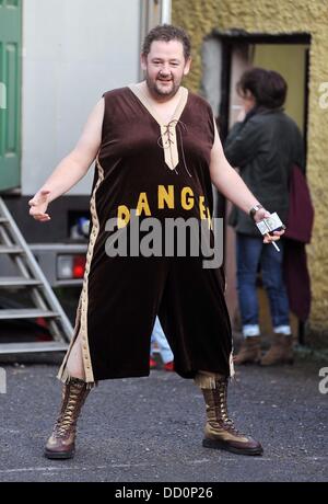 Johnny Vegas verlassen den Garderobe Trailer am Set von "Moone Boy" gekleidet wie ein Wrestler und rief Crunchie Heuhaufen Boyle, Irland - 12.01.12 Stockfoto