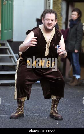 Johnny Vegas verlassen den Garderobe Trailer am Set von "Moone Boy" gekleidet wie ein Wrestler und rief Crunchie Heuhaufen Boyle, Irland - 12.01.12 Stockfoto