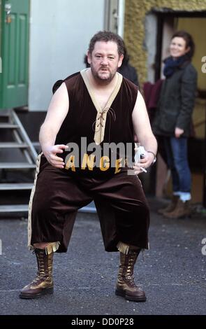 Johnny Vegas verlassen den Garderobe Trailer am Set von "Moone Boy" gekleidet wie ein Wrestler und rief Crunchie Heuhaufen Boyle, Irland - 12.01.12 Stockfoto