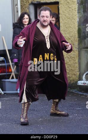 Johnny Vegas verlassen den Garderobe Trailer am Set von "Moone Boy" gekleidet wie ein Wrestler und rief Crunchie Heuhaufen Boyle, Irland - 12.01.12 Stockfoto