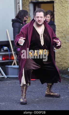 Johnny Vegas verlassen den Garderobe Trailer am Set von "Moone Boy" gekleidet wie ein Wrestler und rief Crunchie Heuhaufen Boyle, Irland - 12.01.12 Stockfoto