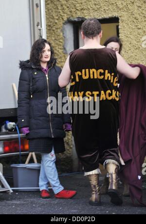 Johnny Vegas verlassen den Garderobe Trailer am Set von "Moone Boy" gekleidet wie ein Wrestler und rief Crunchie Heuhaufen Boyle, Irland - 12.01.12 Stockfoto