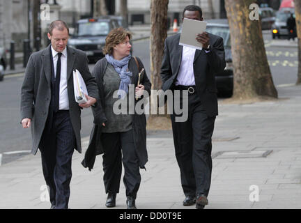 Ehemaliger Olympiasieger Linford Christie bedeckt sein Gesicht, als er mit Anwälten in The High Court in London am 13. Januar 2012 kommt... Christie verloren eine Berufungsgericht Herausforderung heute gegen eine Anordnung, die ihn von der Straße zu verbieten, für 15 Monate für leichtsinnig Stockfoto