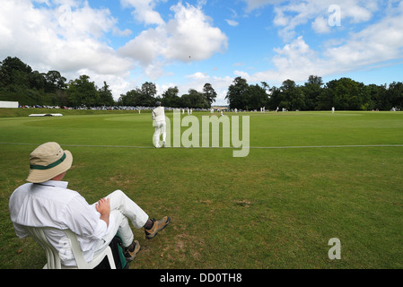 Schlagmann in Aktion bei einem englischen Cricket-Match mit Zuschauer beobachten Stockfoto