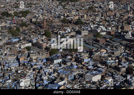 Blick auf die blaue Stadt Jodhpur, Rajashtan, Indien. Sardar Markt Uhrturm oben links des Bildes. Stockfoto