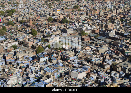 Blick auf die blaue Stadt Jodhpur, Rajashtan, Indien. Sardar Markt Uhrturm oben links des Bildes. Stockfoto