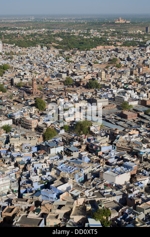 Blick auf die blaue Stadt Jodhpur, Rajashtan, Indien. Sardar Markt Uhrturm oben links des Bildes. Stockfoto