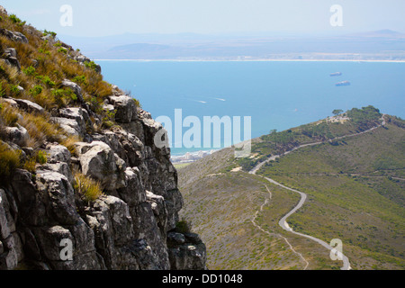 Die Aussicht vom Lions Head in Kapstadt auf Signal Hill und das Meer Stockfoto
