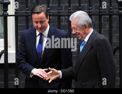 Der britische Premierminister David Cameron trifft italienische Ministerpräsident Mario Monti am 10 Downing Street in London, England - 18.01.12 Stockfoto