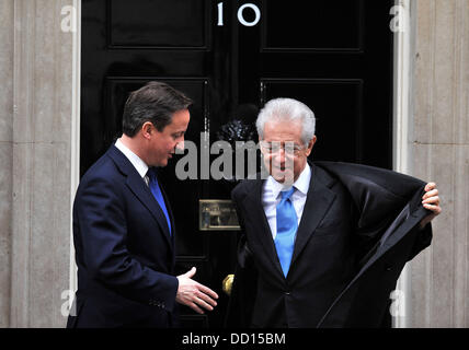 Der britische Premierminister David Cameron trifft italienische Ministerpräsident Mario Monti am 10 Downing Street in London, England - 18.01.12 Stockfoto