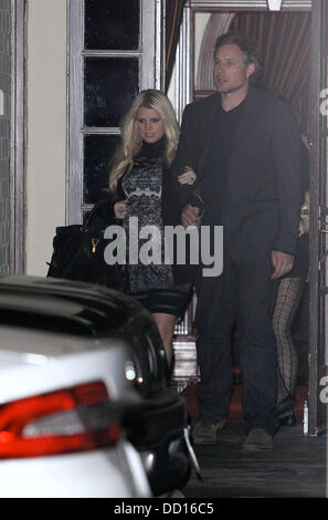 Schwangere Jessica Simpson und Eric Johnson verlässt Mastro Restaurant Los Angeles, Kalifornien - 18.01.12 Stockfoto