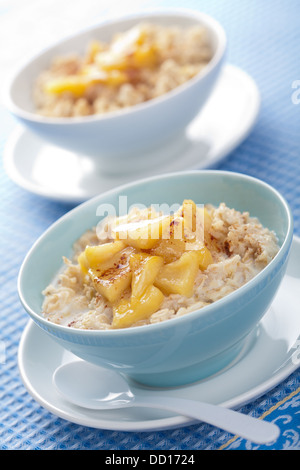 Müsli mit karamellisiertem Apfel Stockfoto