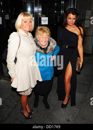 Carol Wright, Nanny Pat, Jessica Wright verlassen Lydia Rose Bright AKA Lydia Bright Geburtstag party im Gilgamesch-Epos Restaurant London, England - 19.01.12 Stockfoto
