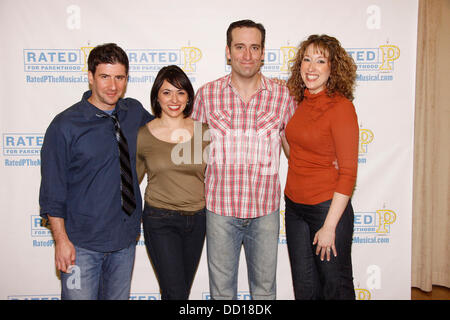 David Josefsberg, Joanna Young, Chris Hoch und Courtney Balan die Besetzung und kreatives Team von "Bewertete P für Elternschaft" führen bei einem Meet &amp; greet bei Pearl Studios New York City, USA - 19.01.12 Stockfoto