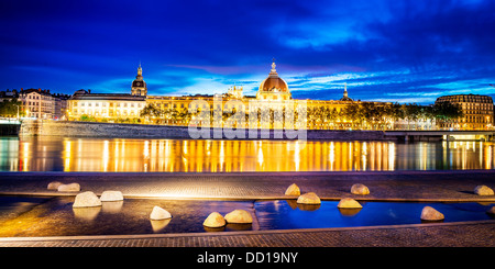 Nachtansicht von Rhône in Lyon Stadt mit Hotel-Dieu und Fourvière Kathedrale, Frankreich Stockfoto