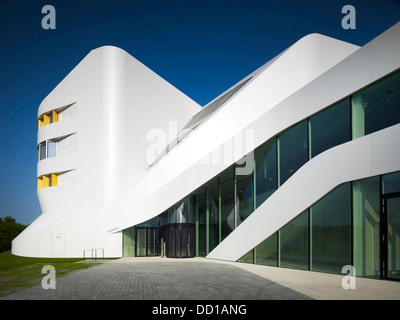 Fraunhofer Institut - Zentrum für virtuelles Engineering, Stuttgart, Deutschland. Architekt: UN Studio, 2013. Teilansicht des gebogenen fac Stockfoto