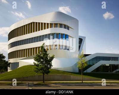 Fraunhofer Institut - Zentrum für virtuelles Engineering, Stuttgart, Deutschland. Architekt: UN Studio, 2013. White, mehrstöckigen gebogen Stockfoto