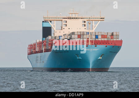 DANZIG, POLEN. 21. August 2013. Weltweit größte Containerschiff Maersk Mc-Kinney Møller Triple E Klasse Schiff betrieben von Maersk Line aus Dänemark kommt zu Danzigs Deepwater Container Terminal 1 (DCT) in Danzig während der ersten Reise von Asien nach Europa. Das Schiff ist 400 Meter lang, 59 Meter breit und 100 Meter hoch. Es hat eine Ladekapazität von 18.270 TEU-Container. DCT ist das erste und nur Port auf der Ostsee die dänischen Meerengen, die so große Schiffe verwalten können. Bildnachweis: Kpzfoto/Alamy Live-Nachrichten Stockfoto