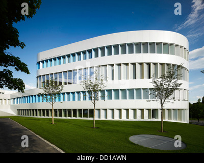 Fraunhofer Institut - Zentrum für virtuelles Engineering, Stuttgart, Deutschland. Architekt: UN Studio, 2013. White, mehrstöckigen gebogen Stockfoto