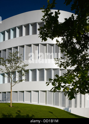 Fraunhofer Institut - Zentrum für virtuelles Engineering, Stuttgart, Deutschland. Architekt: UN Studio, 2013. Teilansicht des weißen, mul Stockfoto