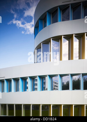 Fraunhofer Institut - Zentrum für virtuelles Engineering, Stuttgart, Deutschland. Architekt: UN Studio, 2013. Teilansicht des weißen, mul Stockfoto