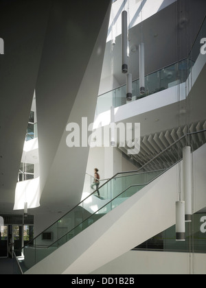 Fraunhofer Institut - Zentrum für virtuelles Engineering, Stuttgart, Deutschland. Architekt: UN Studio, 2013. Mehrgeschossige Ansicht mit sta Stockfoto