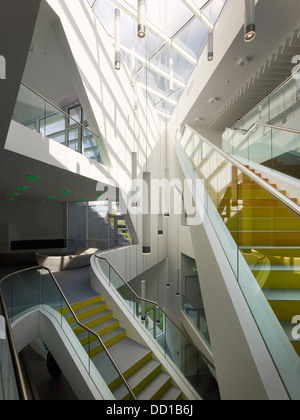 Fraunhofer Institut - Zentrum für virtuelles Engineering, Stuttgart, Deutschland. Architekt: UN Studio, 2013. Mehrgeschossige Ansicht mit sky Stockfoto