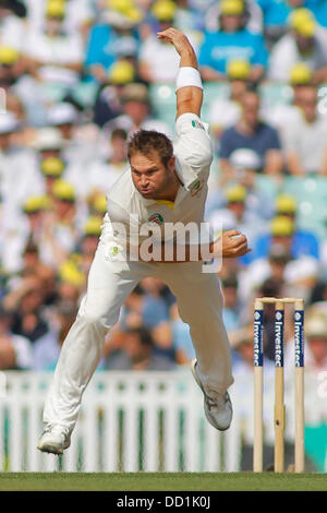 London, UK. 23. August 2013. Ryan Harris bowling tagsüber drei 5. Investec Ashes Cricket-Match zwischen England und Australien gespielt auf der Kia Oval Cricket Ground am 23. August 2013 in London, England. Bildnachweis: Mitchell Gunn/ESPA/Alamy Live-Nachrichten Stockfoto