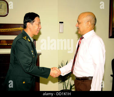 Islamabad, Pakistan. 23. August 2013. Sekretärin Verteidigung Lt gen(r) Asif Yasin Malik empfangenden ausgehende Verteidigung Attaché der China Maj Gen Wang Jilinag in Islaamabad am 23 august 2013 Handout von Pakistan Informtion Abteilung   (Foto von PID/Deanpictures/Alamy Live News) Stockfoto